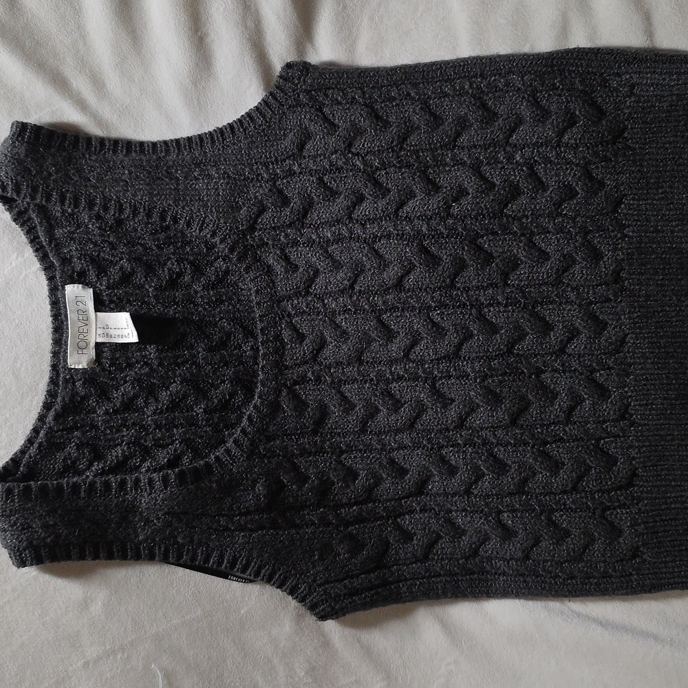 Forever 21 U-neck knit cabled sweater vest super soft  NWOT